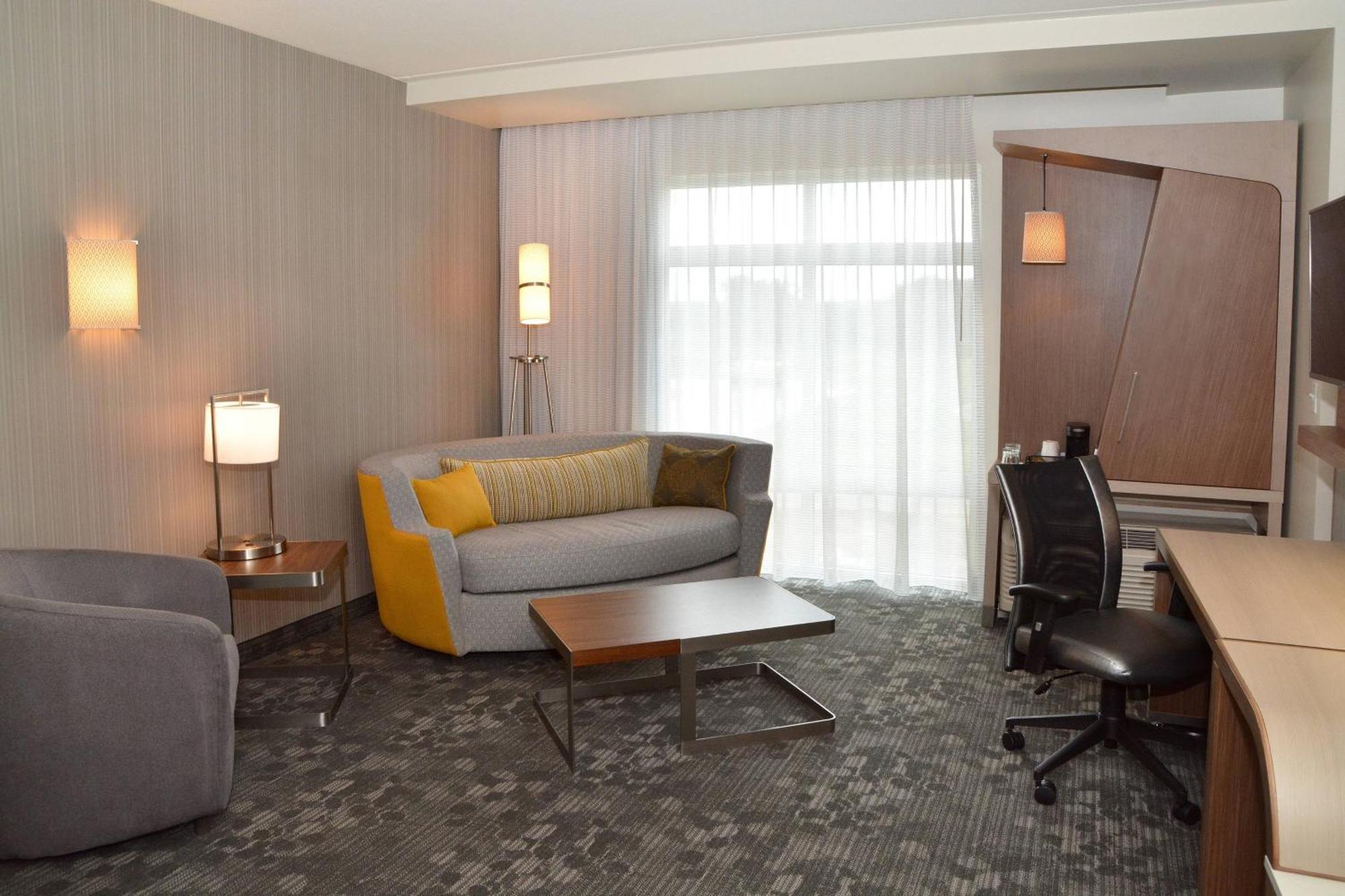 Courtyard By Marriott Youngstown Canfield Exteriör bild
